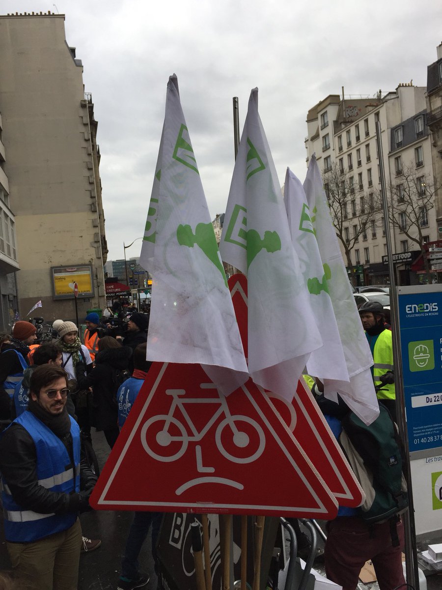 FARaVelo's tweet photo. La mobilisation enfle. 15 ans pour faire un projet respirable pour l’avenue du Général Leclerc. 1 seconde pour l’écraser comme un mégot. 1 seul homme, #MichelBagnole, pour bloquer la transition vers une mobilité inclusive et durable. Ca suffit maintenant, #LibererLeclerc ! https://t.co/4NlvbCJ9Og