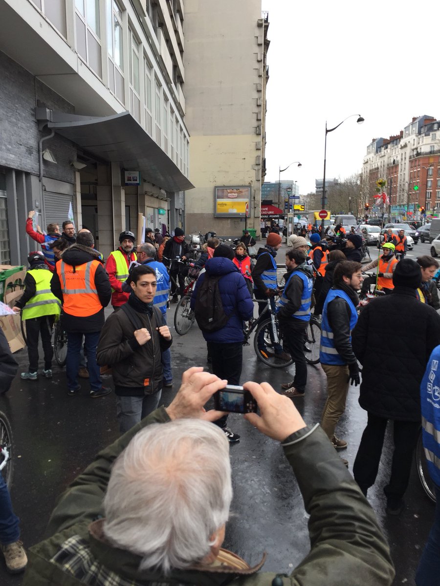FARaVelo's tweet photo. La mobilisation enfle. 15 ans pour faire un projet respirable pour l’avenue du Général Leclerc. 1 seconde pour l’écraser comme un mégot. 1 seul homme, #MichelBagnole, pour bloquer la transition vers une mobilité inclusive et durable. Ca suffit maintenant, #LibererLeclerc ! https://t.co/4NlvbCJ9Og
