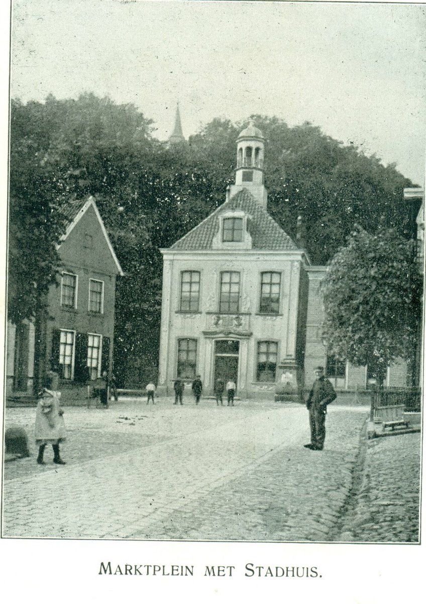 Marktplein #Ootmarsum met stadhuis, welke al in 1606 eerder keer was afgebrand