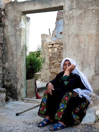 özlüyorum pişirdiği ekmeği,
  kahvesini
  dokunuşunu
  çocukluğum büyüyor içimde
  günden güne.
  göz kulak oluyorum kendime
  ölürsem çünkü
  utanırım annemin gözyaşlarından...