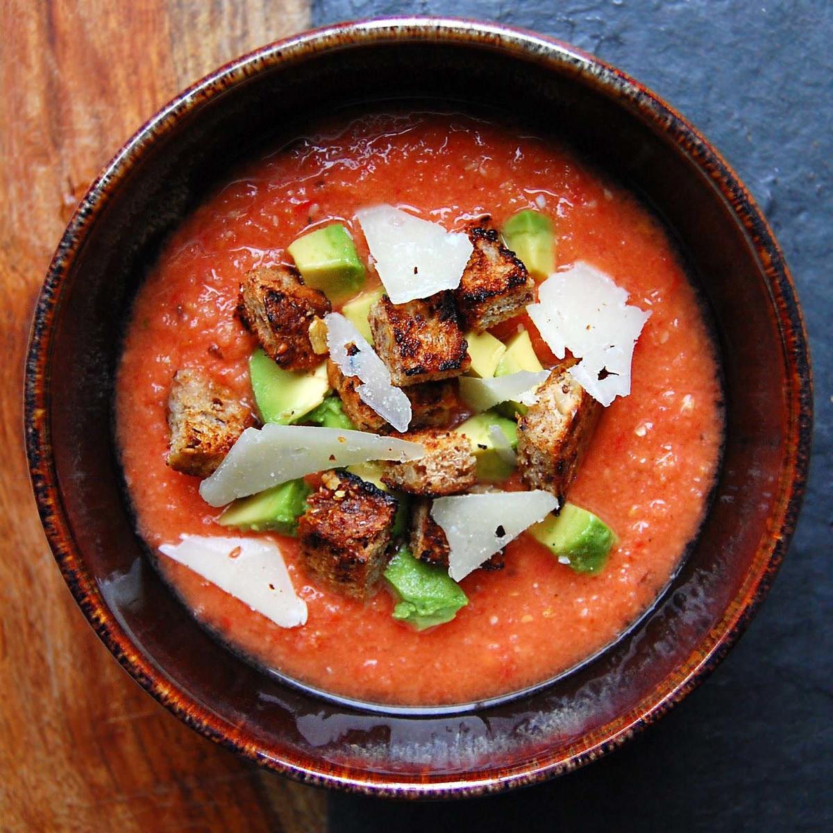 холодный испанский. гаспачо с креветками. холодный испанский. испанский суп. томатный гаспачо с креветками.