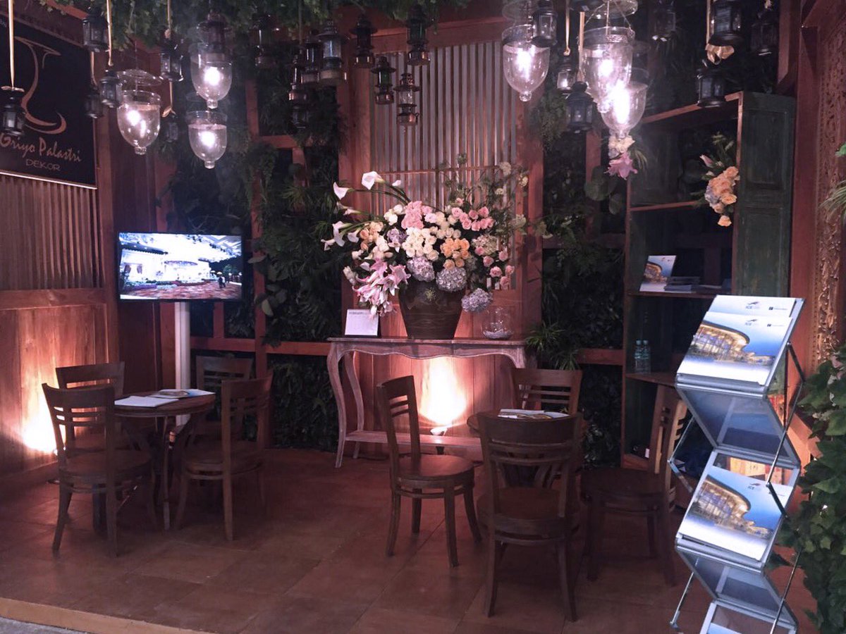 ICEIndonesia's tweet photo. An endearing mood and beautiful flower arrangements at ICE booth by griyo palastri decor at Indonesia International Wedding Festival. With a classic touch and floral decoration truly creates a stunning sight. Visit us at #IIWF2018 on 2-4 February 2018 at JCC https://t.co/KKbH9oIaWO