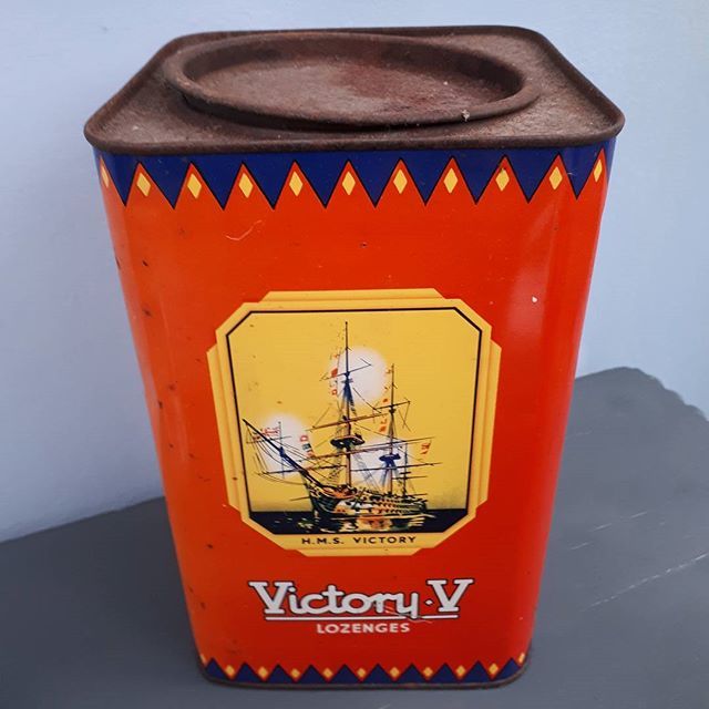 portmanteauhome's tweet photo. Picked up this little nautical beauty yesterday! Victory V's ⛵
#all #things #nautical #vintage #vintagefinds #bricabrac #collectables #objects #tin #lozenges #victory #victoryv #container #mantelpieceobjects #interiors #style #portmanteau #ship #illustration #boldcolours #boat https://t.co/gLX9TmCPXr