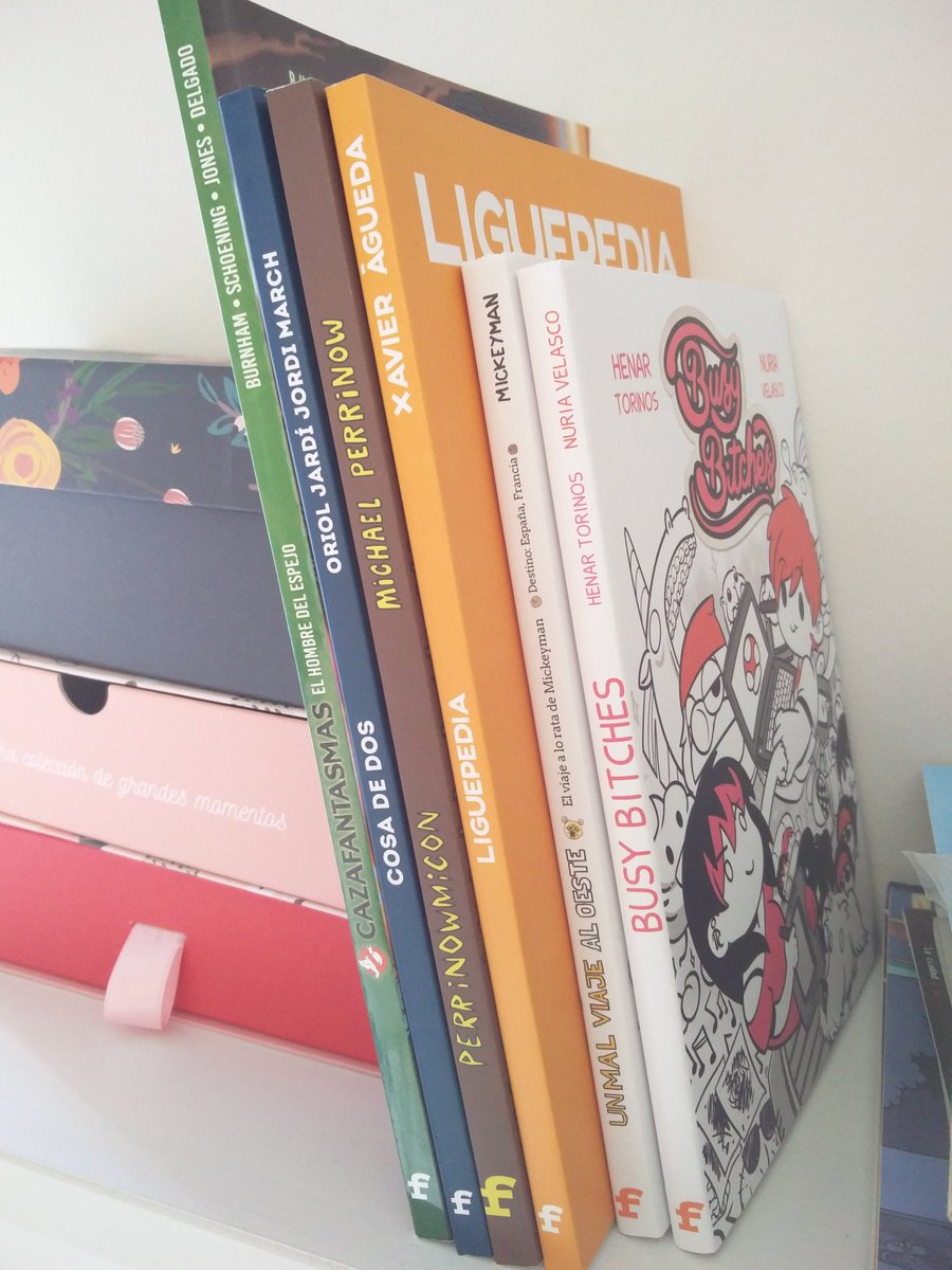 listocomics's tweet photo. RepΓ³quer de efes en la estanterΓa de Valeria. #Busybitches #Mickeyman #Liguepedia #Perrinowmicon #CosadeDos #Cazafantasmas #Fandogamia https://t.co/W3W0mKG59m