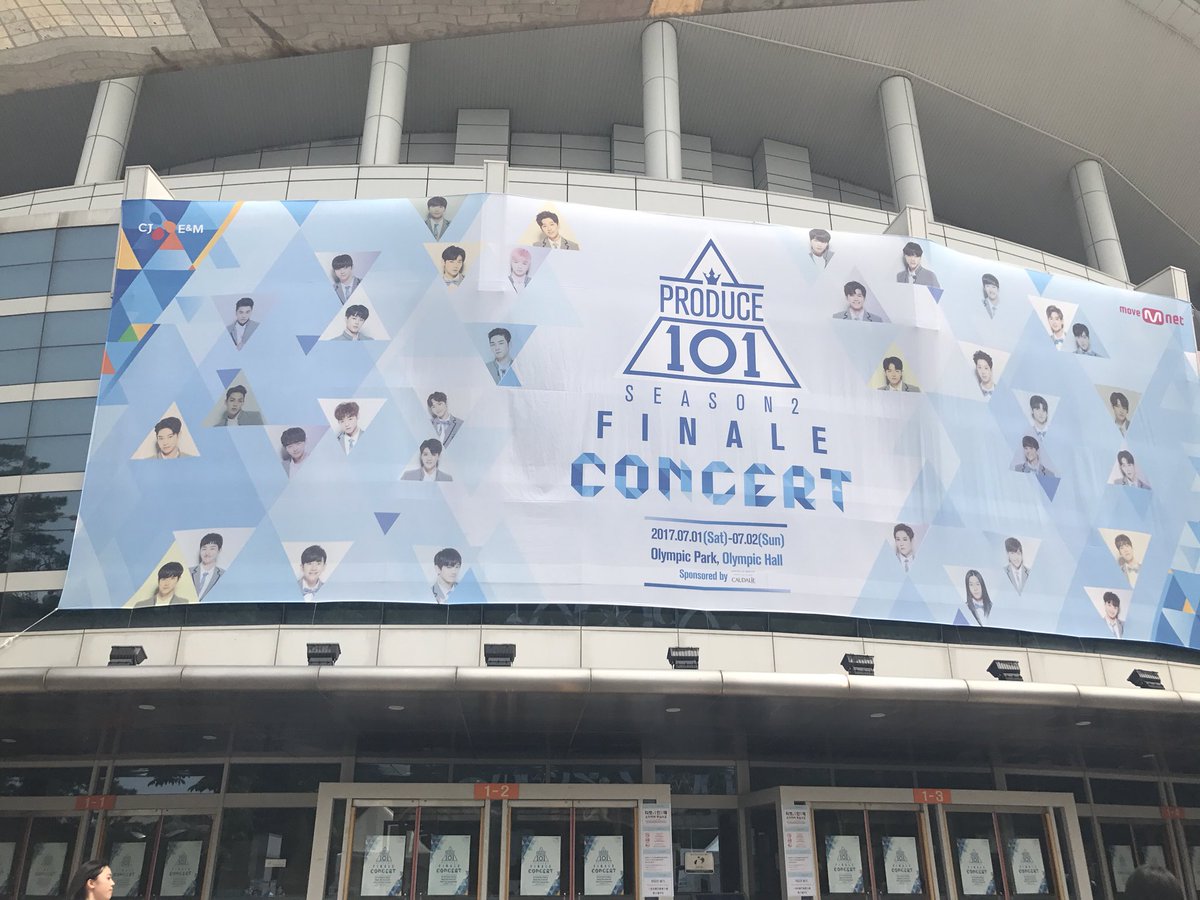 AprilEpilogue's tweet photo. 🌹From Produce 101 Finale concert in 2017 to JBJ 1st concert this 2018 🌹 https://t.co/opafg7kdRl