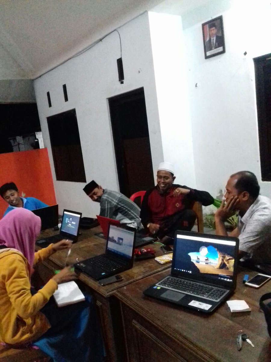 JuliadiBlack's tweet photo. #pendampindesa
#PadatKaryaTunai
#tppijawatimur
#probolinggo
@jokowi
@EkoSandjojo
@taufikmadjid71
@fachrilabalado
@DewantoAndry
@papasalik
@HarmonisRara
Semangatnya Perangkat Desa dalam bekerja
Paiton Kab.Probolinggo Jatim. https://t.co/s4wWcPv0Ia