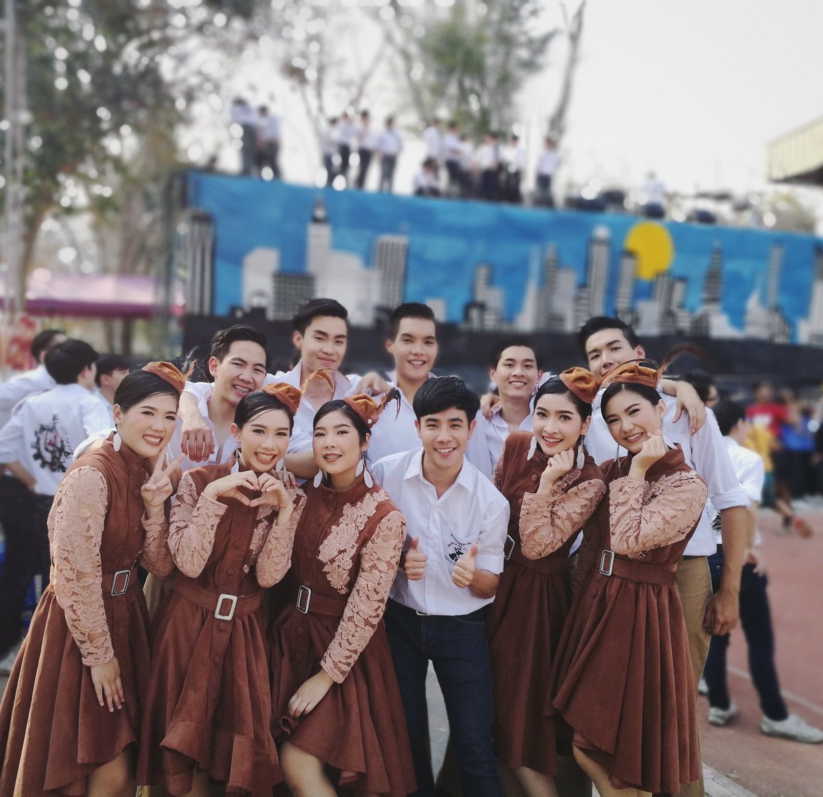 Kimsayhi's tweet photo. พี่ปีแก่กับน้องปี1 #EntaneerCheerLeader #SDSN2017 https://t.co/OTKMmx6Hb4