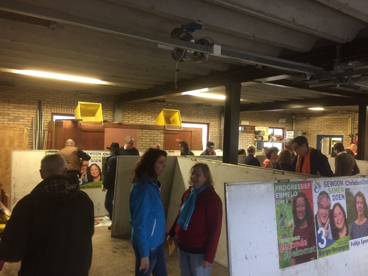 aajbaars's tweet photo. De gemeenteraadsverkiezingen komen eraan. Vandaag plakken de partijen hun posters op de Verkiezingsborden van de @GemeenteErmelo. Met koffie en gebak en muzikale begeleiding van #Johnvis. https://t.co/0NnV6rjpGe