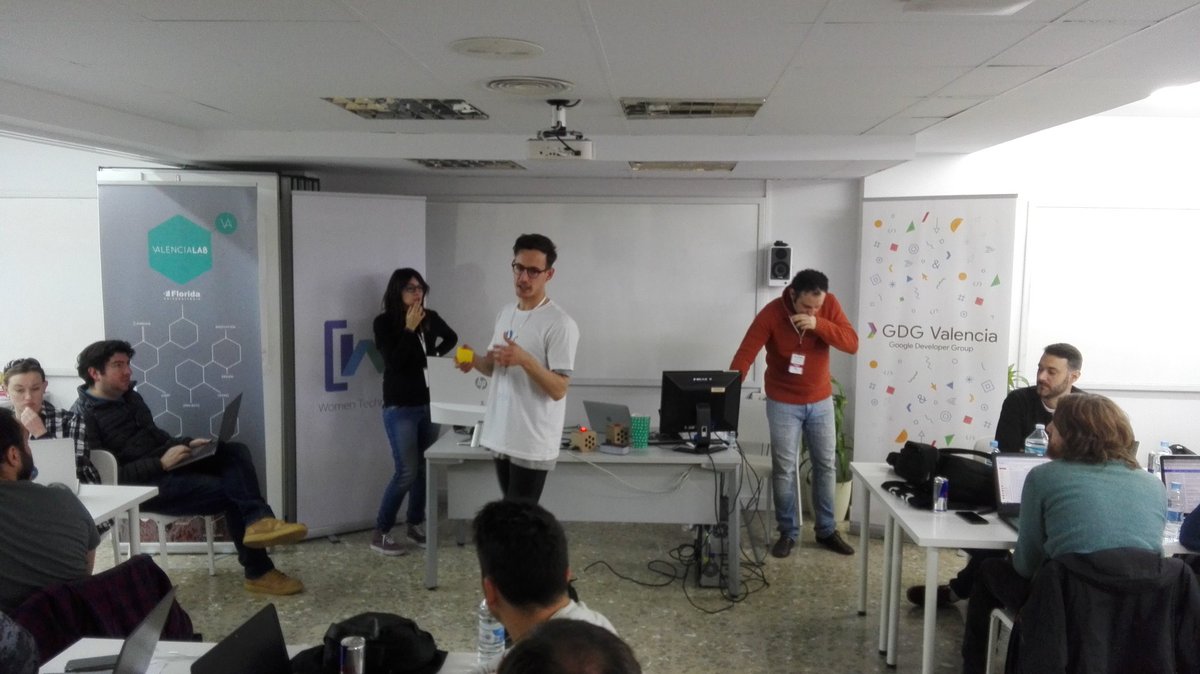 silviabagnale's tweet image. Y ahora empezamos a formar los equipos #HackathonThings #hackathon @GDG_ES