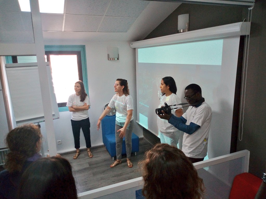 azoubig's tweet photo. C'est partie pour le #HackEdu dans la belle #Mediatheque de l'Institut Français de Dakar.
Une journée pour réinventer l'éducation avec @JklDakar et l'@ird_fr 
#FundEducation 
#EducationsEnPartage
#FinancerLeducation
#kebetu https://t.co/QOtFqwAAM0