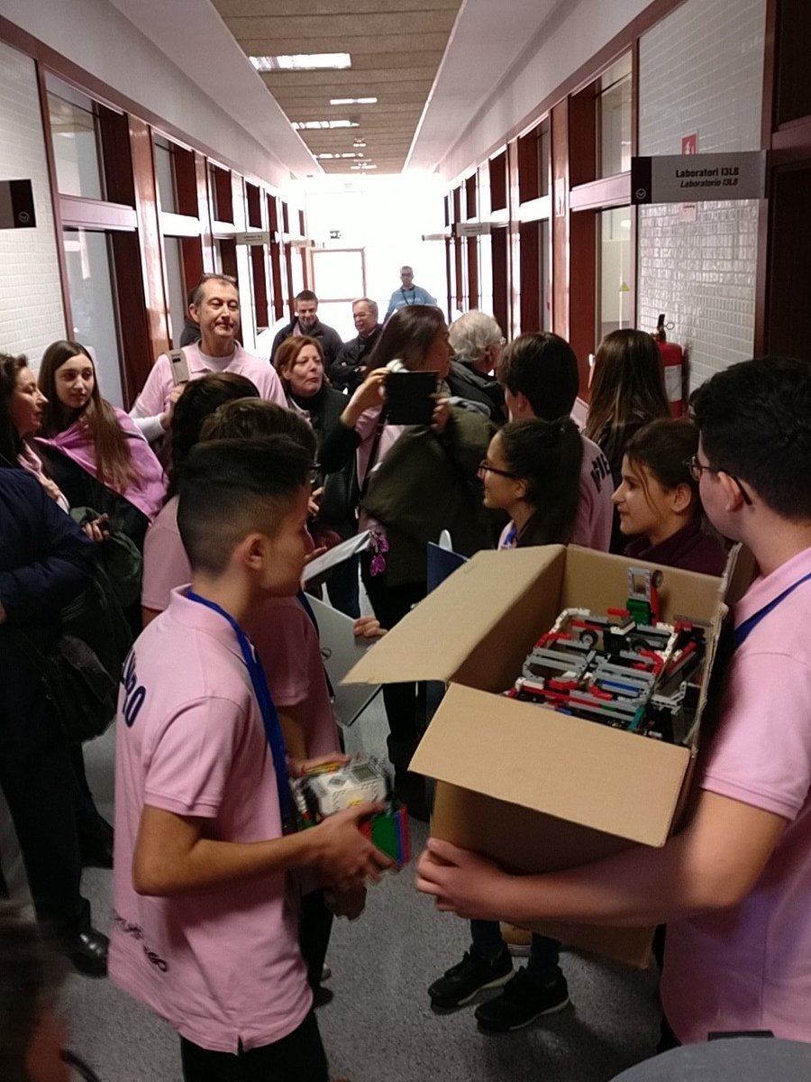 invictusfll's tweet photo. Preparados para exponer!! 💧
#masquerobots #FLLUPVAlcoi https://t.co/SxnvRDOJec