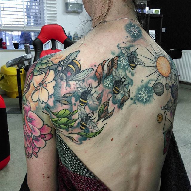 chloerawstattoo's tweet photo. Bees travelling though the seasons and into space 🍃🐝🍂🐝✨ #beevolution #backpiece #backtattoo #freshtattoo #freshink #healedtattoo #tattoo #tattooed #tattoos #tattooart #watercolour #watercolourtattoo #ink #inkedup #inked #shouldertattoo #back #bee… https://t.co/aVyUoRraZR https://t.co/paZMqrtyMw