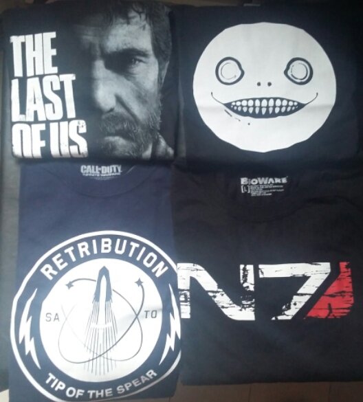 ClownCannibale's tweet image. Mais qu&apos;est-ce que j&apos;ai reçu? 4 super tee-shirts!👍Merci @pascalparole et @Roxarmy je les adore! 😍 Je vais pouvoir me la péter maintenant... 😉 et BON ANNIVERSAIRE #Roxarmy!!! Bonne continuation! 😆