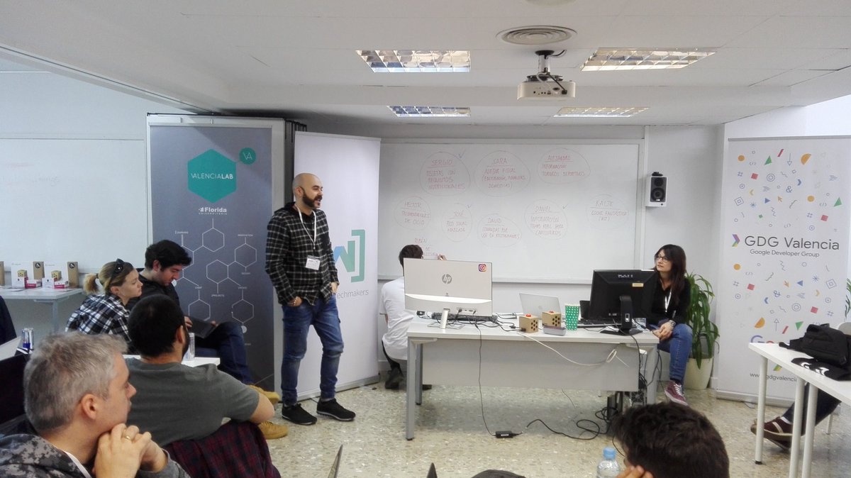 silviabagnale's tweet image. Rubén y su propuesta para un asistente de turismo accesible #HackathonThings #hackathon @gdg_es @rokitana