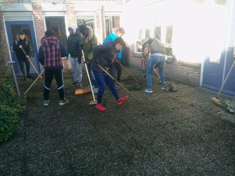 Binnentuin opruimen/ schoonmaken door de boys...