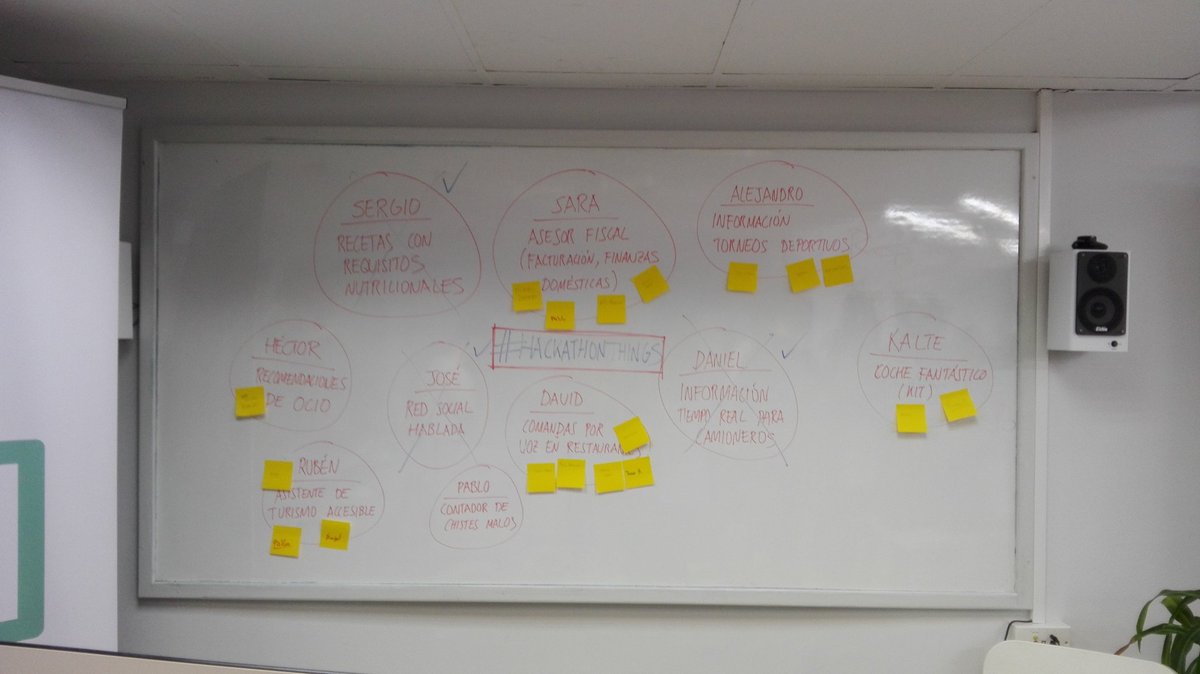 silviabagnale's tweet image. Votando, ya hay unos cuantos post it en la pizarra. Pronto tendremos todos los equipos de este #hackathon #HackathonThings
