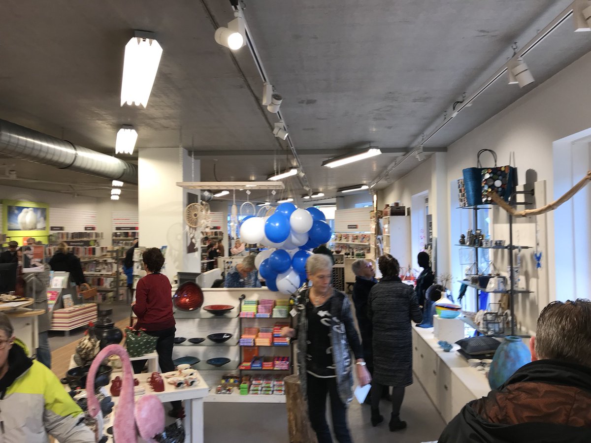 WW_Bathmen's tweet photo. Veel bezoekers voor de zojuist geopende nieuwe #Wereldwinkel #Bathmen , @Bieb_Deventer  en Oudheidkundige Kring Bathmen @WW_Bathmen https://t.co/Sf0aVwLdhM
