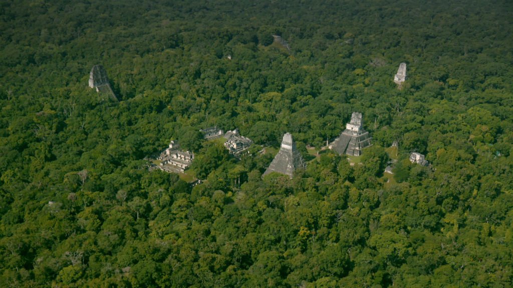 Découverte majeure : des scientifiques ont découvert une vaste cité maya de 2.000 km² au Guatemala. 60.000 maisons, palais, chaussées et pyramides qui étaient ensevelies depuis des siècles sous une jungle (National Geographic).