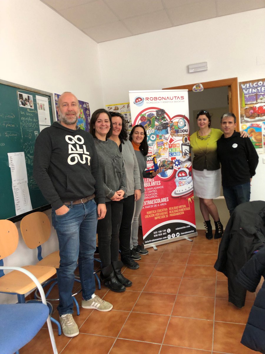 marseron's tweet photo. #STEMpona18 trabajando con @LosRobonautas https://t.co/vOYuzWWE6O