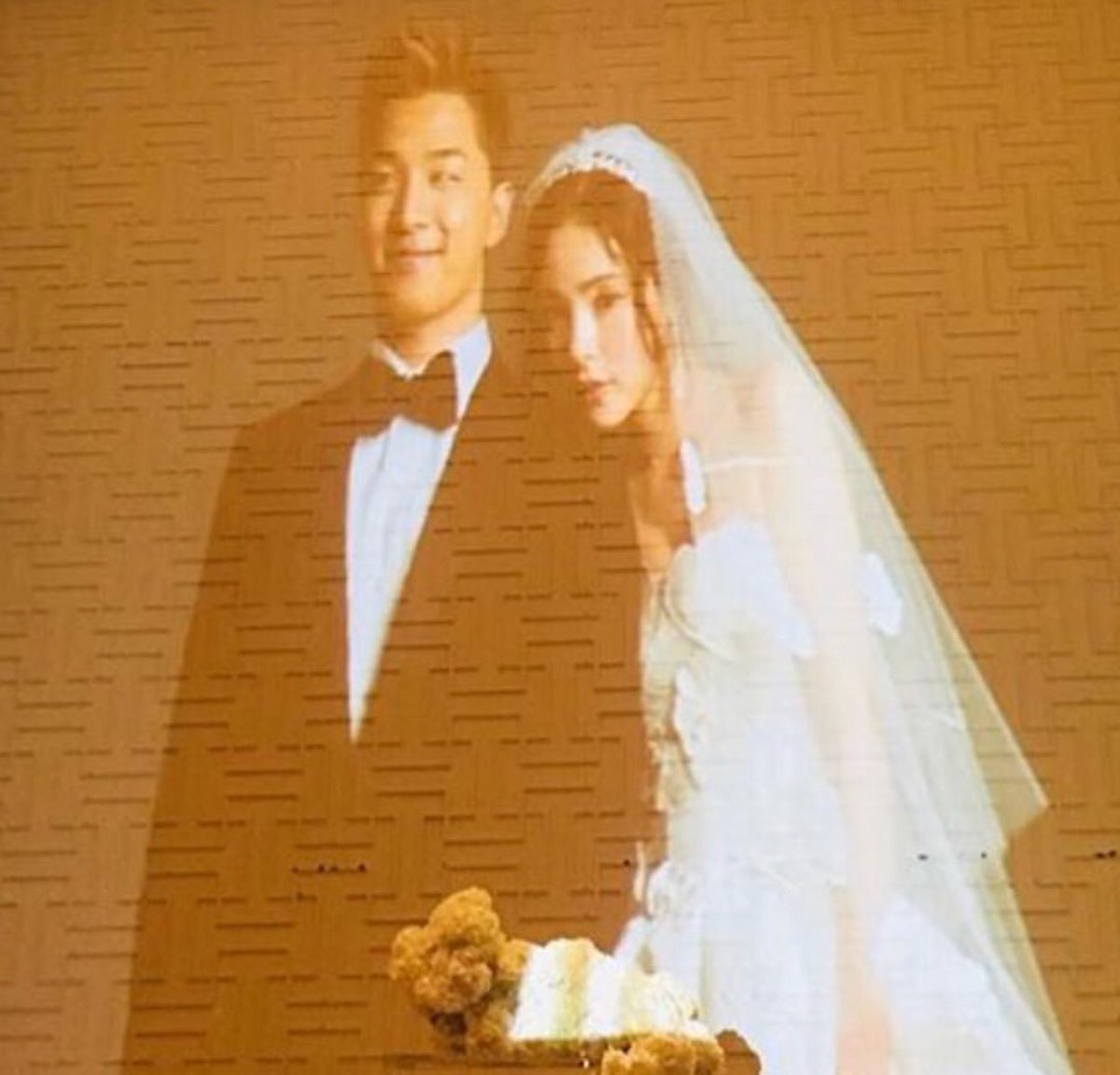 Omg their wedding photo But youngbe where are you looking at Via crystal880818