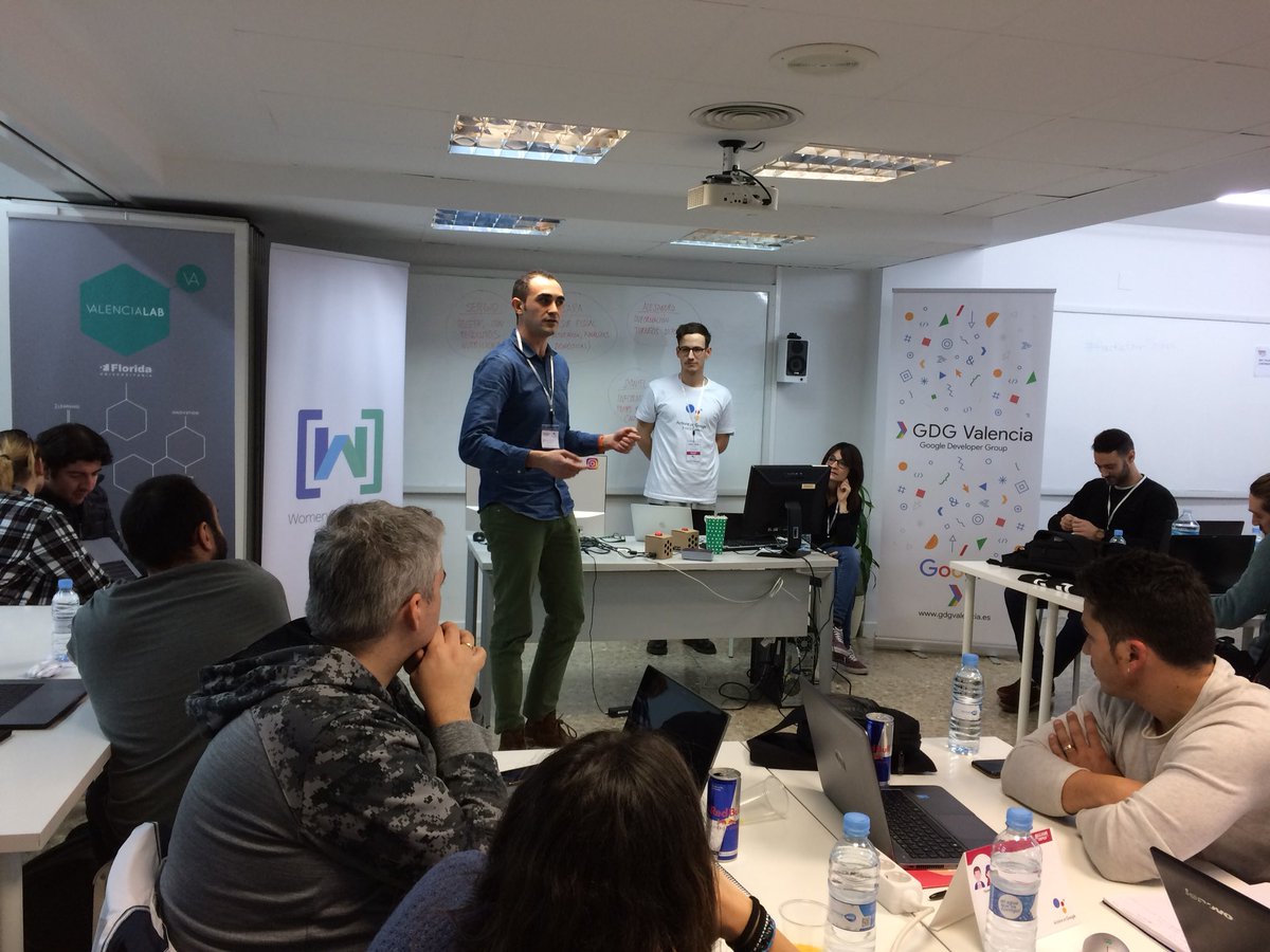kvirrueta's tweet image. Exposición de ideas, muy buenas!!! 🙌🙌, va a ser una jornada estupenda!! #HackathonThings @valencia_lab @WtmValencia @gdgvalencia @Landbot_io