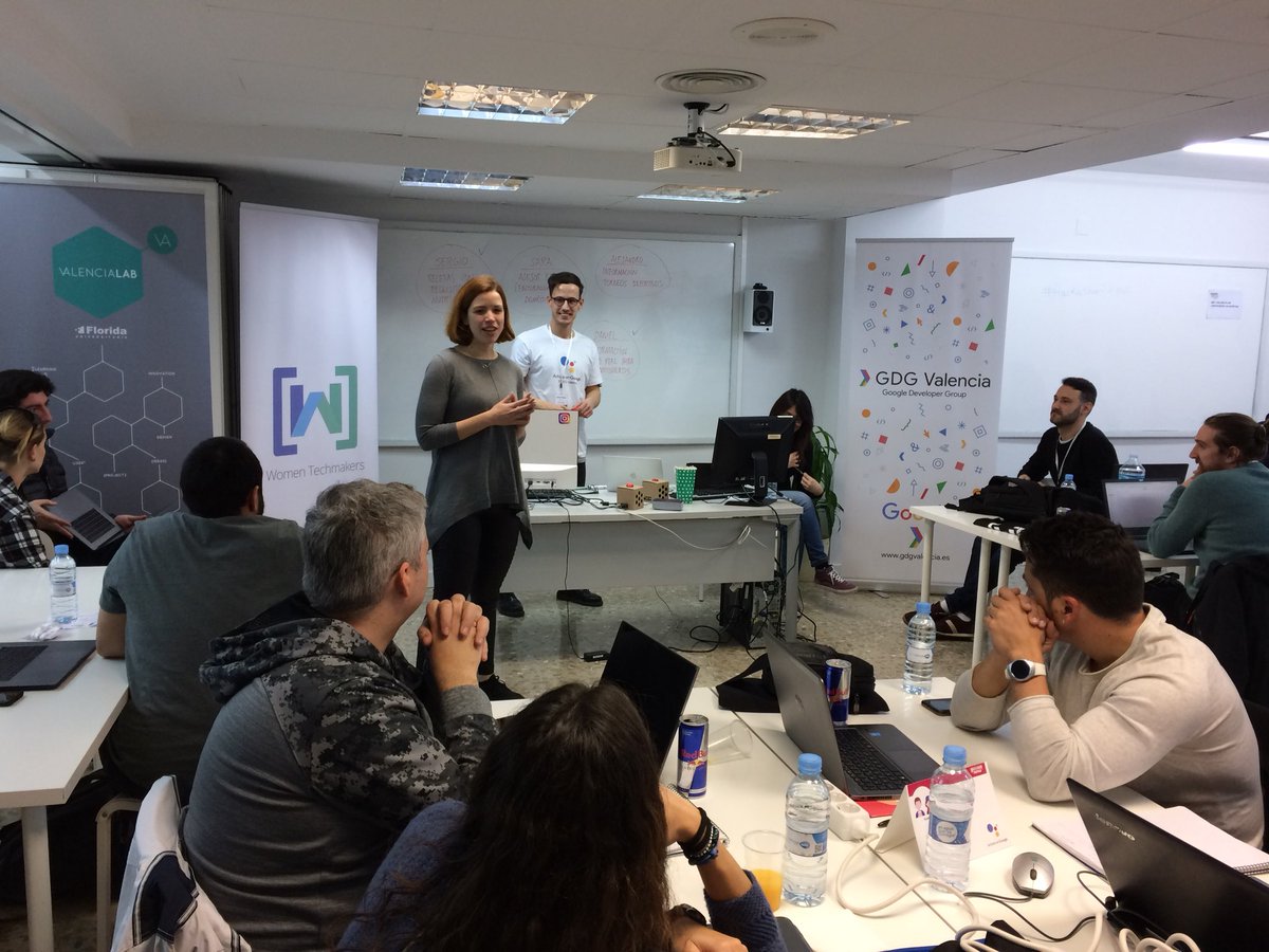 kvirrueta's tweet image. Exposición de ideas, muy buenas!!! 🙌🙌, va a ser una jornada estupenda!! #HackathonThings @valencia_lab @WtmValencia @gdgvalencia @Landbot_io