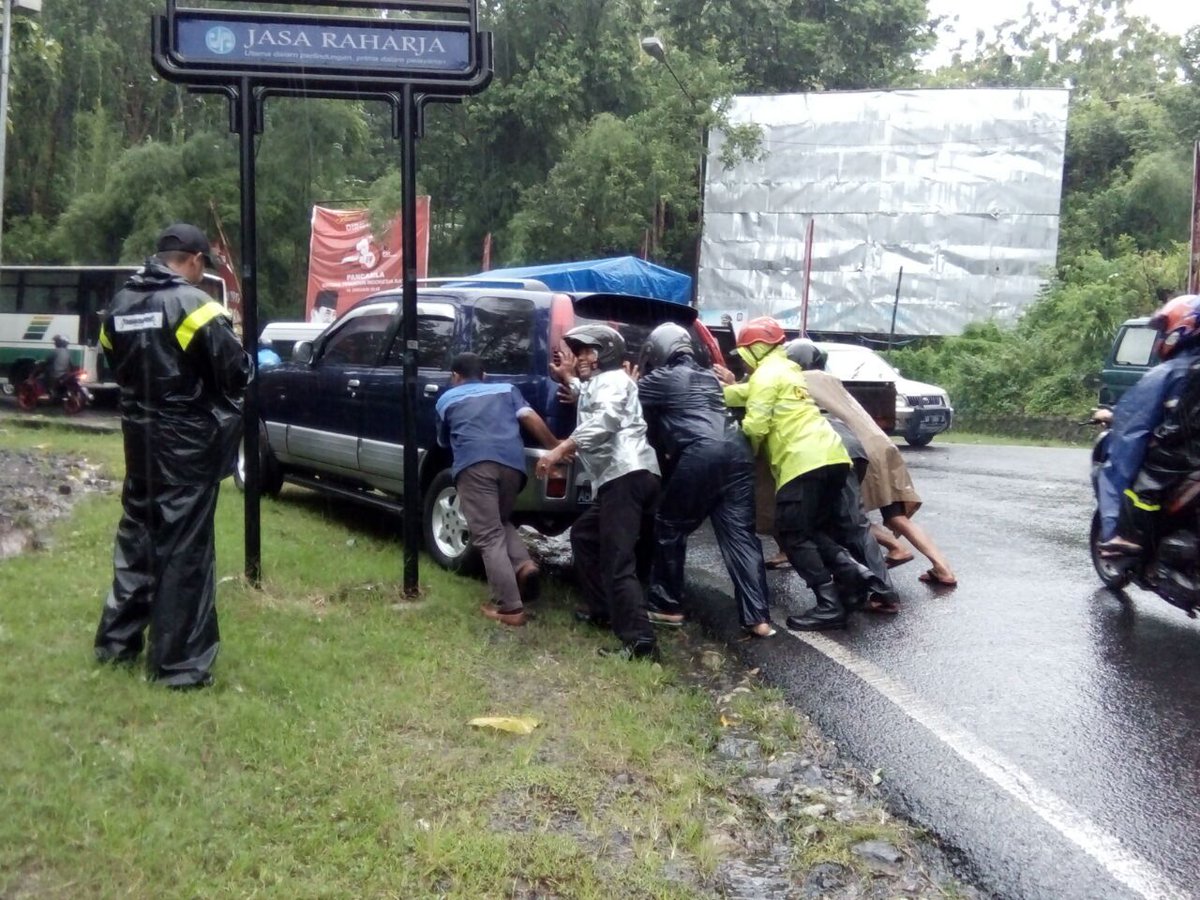 Evakuasi hari ini pohon jati tumbang menutup akses jalan jogja-wonosari di seputaran bukit bintang, patuk gunung kidul..