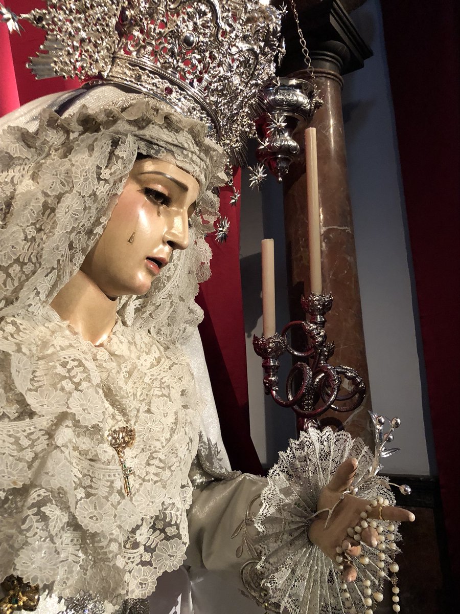 aceituneros_utr's tweet photo. Nuestra Madre ya espera el beso de sus hijos. Esta tarde a las 18:00 horas dará comienzo el Besamanos en su honor #pazdeutrera #utrera #pazdelmundo #aceitunerosdeutrera https://t.co/9vqTvEX5Lf