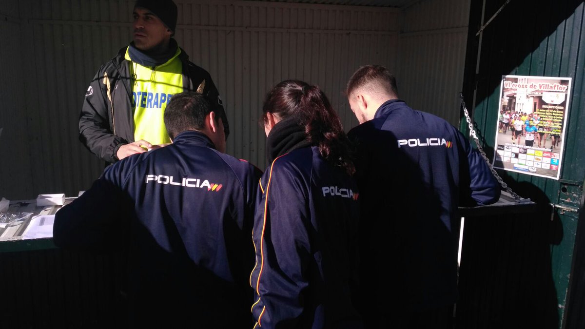 policia's tweet photo. 💪💪💪¿¿Quién dijo frío?? ¡Vaaaaaamos #runners! Hoy nuestros compañeros lo dan todo en el #Cross de Invierno de #Ávila (luego os merecéis revolconas y chuletón 😋)
¡A por ello! https://t.co/fzOG5Rgxa3