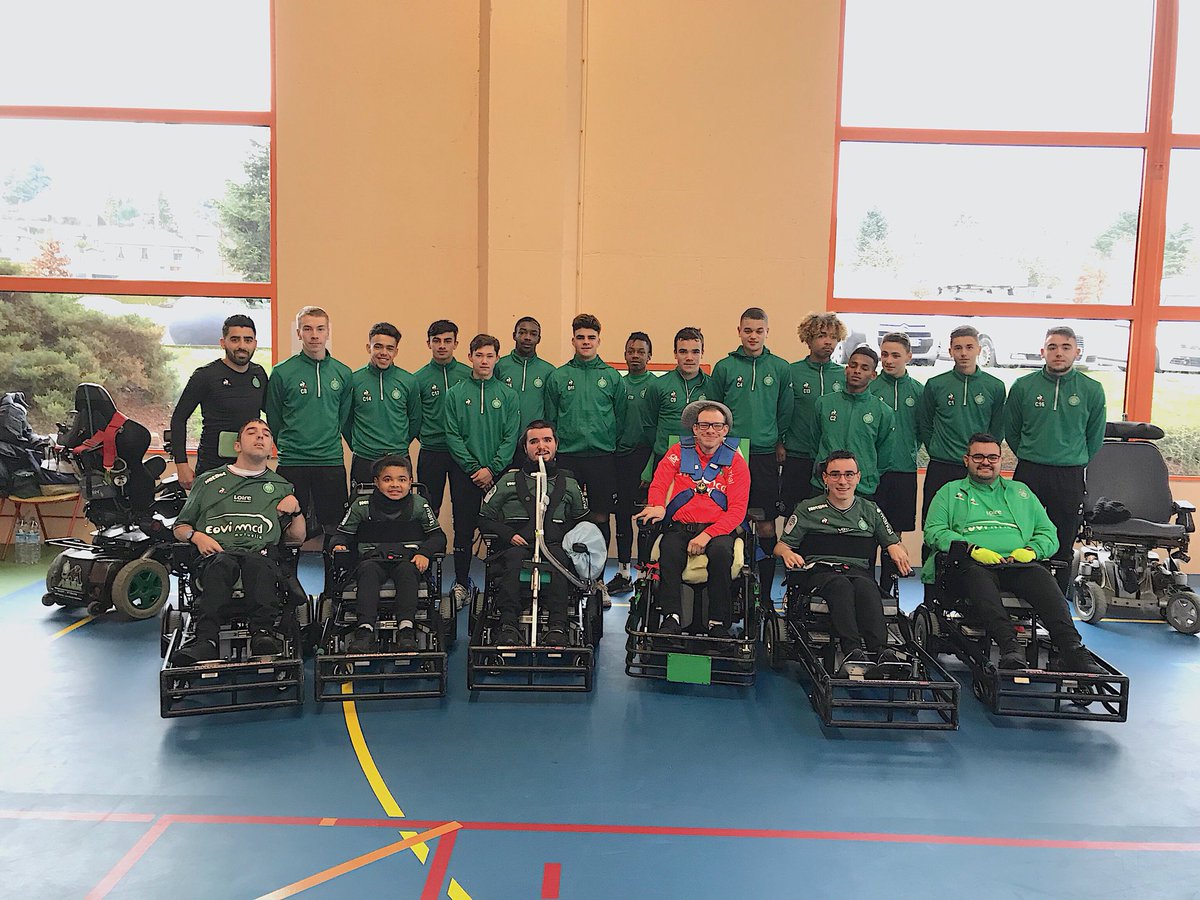 coach_razz's tweet photo. ⚽️Après notre séance matinale de veille de match⚽️ visite surprise à notre équipe de foot faueuil @ASSEofficiel pour leur championnat de National 4🍀✌🏽🍀
#AllezLesVerts #ASSE #U17 #MAXOU https://t.co/8ZNS6M33Mx