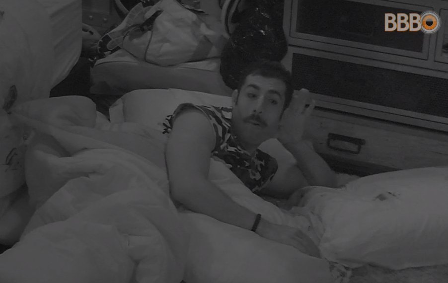 FelipeDias_____'s tweet photo. Quando eu quero ouvir as fofocas. 
#BBB18 https://t.co/Pfh9uJV7De