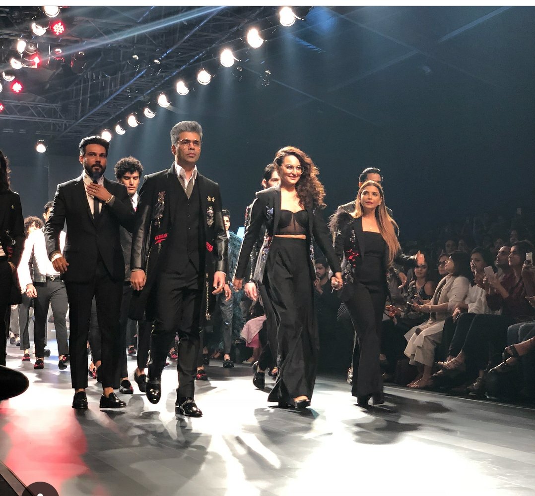 [PICS]: <a href="/SonakshiSinha/">Sonakshi Sinha</a> Walks For #FalguniShanePeacock At #LakmeFashionWeek2018 😍