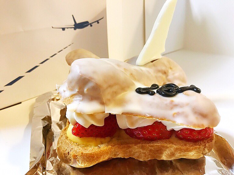 lovehina2's tweet photo. 持ち帰りにしていただきました♡
✈︎
#飛行機シュー #フライヤーズテーブル #flyerstable #羽田エクセルホテル東急 #b787 #boeing787 #ビーハチ #シュークリーム #スイーツ #飛行機好き #おひとりさま #まだまだ食べられる私 https://t.co/wTj2PxJDRn
