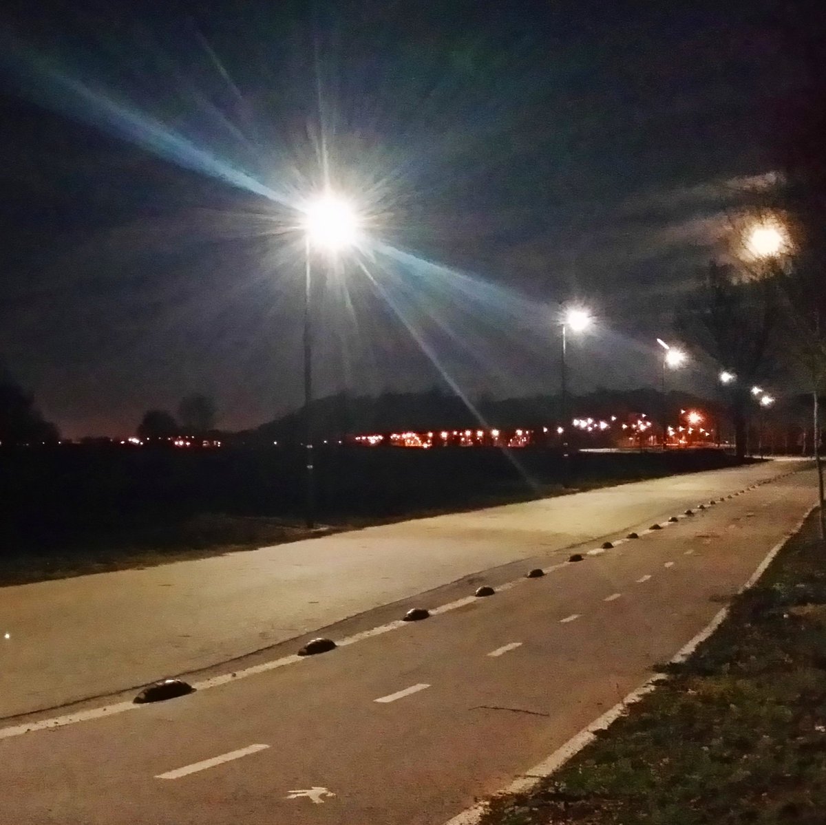 LightBlue_Solar's tweet photo. Las #FarolasSolares 💡🌞 #LightBlueFS30L maridan perfectamente con la #superluna🌕 Con o sin luna... #LuzTodaLaNoche 😆
#LunaLlena #BlueMoon
Ideales para iluminar #carreteras de 2 carriles
#AlumbradoPúblico #Iluminación #LED #EficienciaEnergética #EnergíaSolar #EnergíaRenovable https://t.co/eKFzLGPjgB