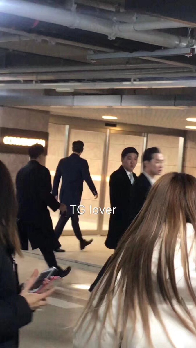 T.O.P (tengah) sampai di pernikahan Taeyang dan Min Hyo Rin 