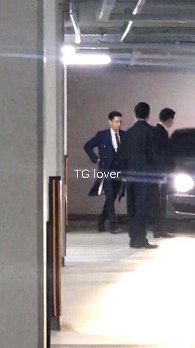 T.O.P turun dari mobil 