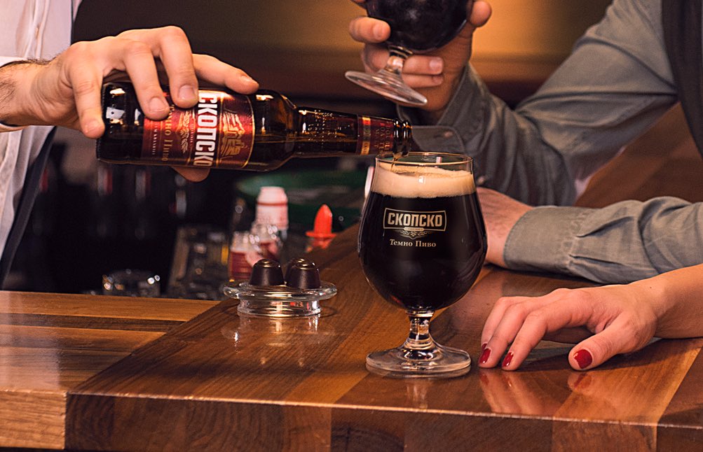 Совршениот придружник за викендот: богат на вкус, темен и неодолив.