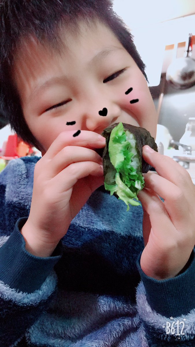 amnos_92671's tweet photo. だまーって南南東向いて
恵方巻食べてました🍣笑

何の願い事したとかな〜っ⭐️笑 https://t.co/zUcgOT6IiP