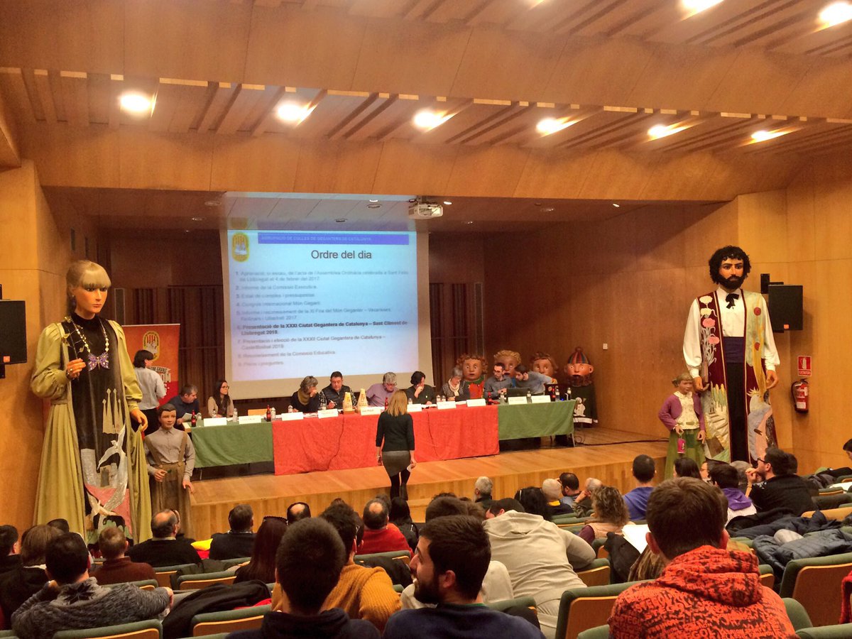 txeieta's tweet photo. A l'assemblea de @geganterscat #gegants https://t.co/QCY196sAi2