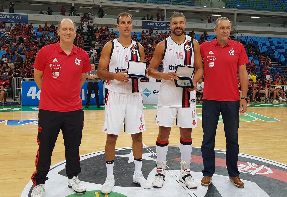 TimeFlamengo's tweet photo. Marcelinho e Olivinha foram homenageados antes da partida por terem participado de todas as 10 temporadas do NBB. Isso é muito #FlaBasquete! https://t.co/rVDXDy1srr