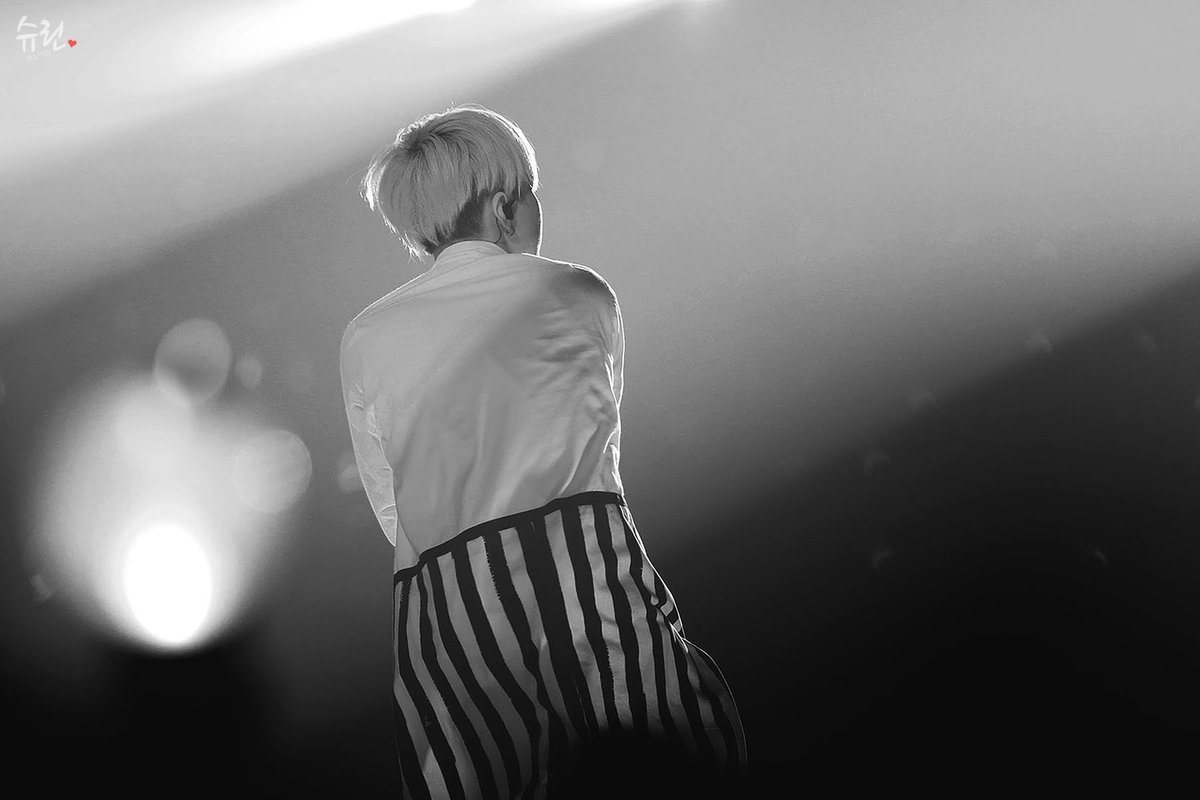 recordsofsuga's tweet photo. "Suga is really, really thin but he's a shoulder gangster...♥"

YOONGI DAY 

#iHeartAwards #BestFanArmy #BTSARMY @BTS_twt https://t.co/Vc738SxYou