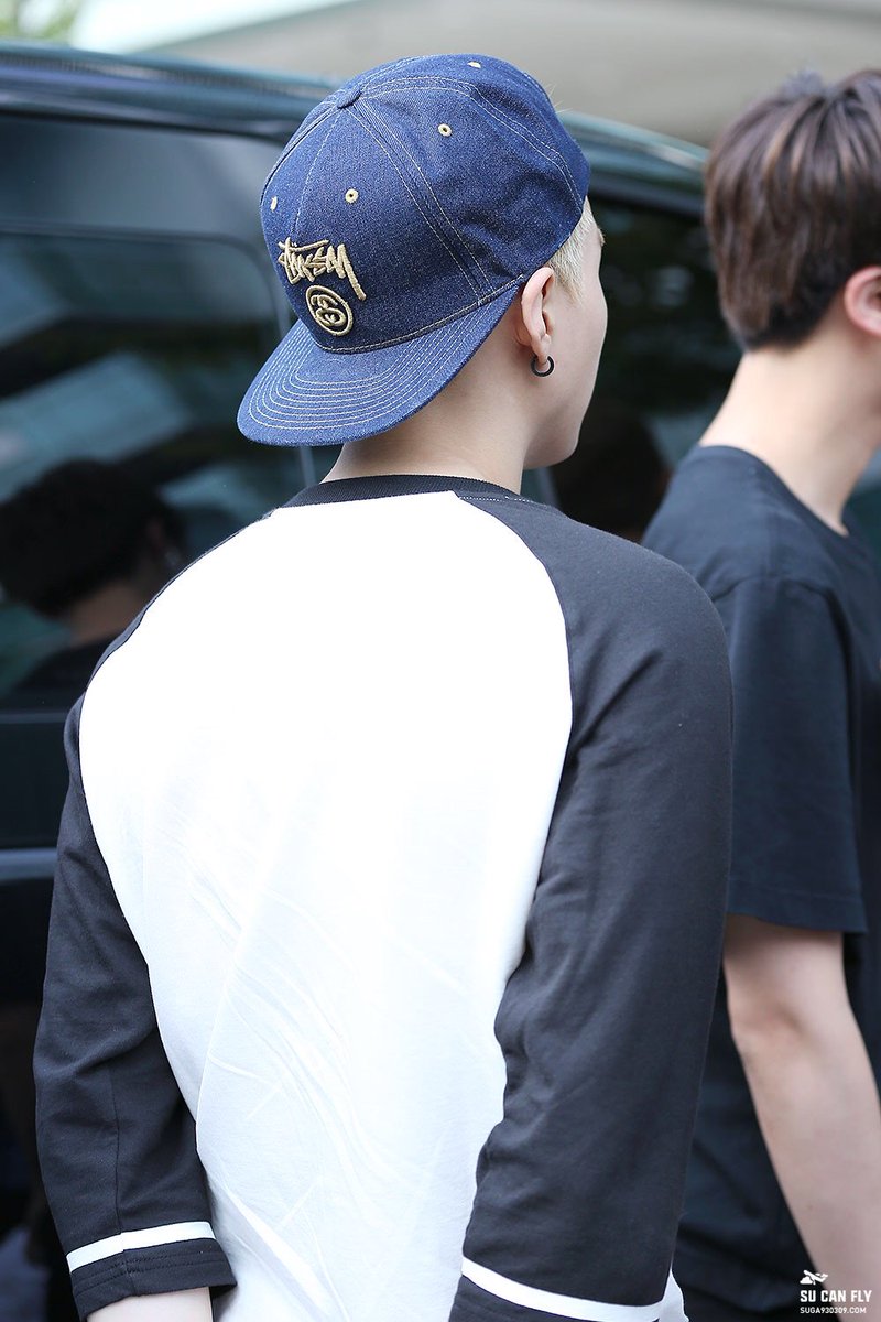 recordsofsuga's tweet photo. "Suga is really, really thin but he's a shoulder gangster...♥"

YOONGI DAY 

#iHeartAwards #BestFanArmy #BTSARMY @BTS_twt https://t.co/Vc738SxYou