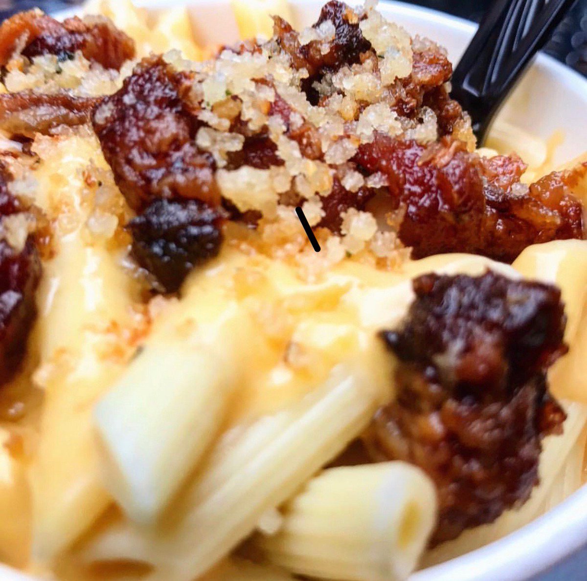 WahlNYC's tweet photo. Load up on our delicious smoked bacon mac'n cheese! #biggameprep #Wahlburgers #madewithlove #fromscratch https://t.co/OJWRGOgwoA