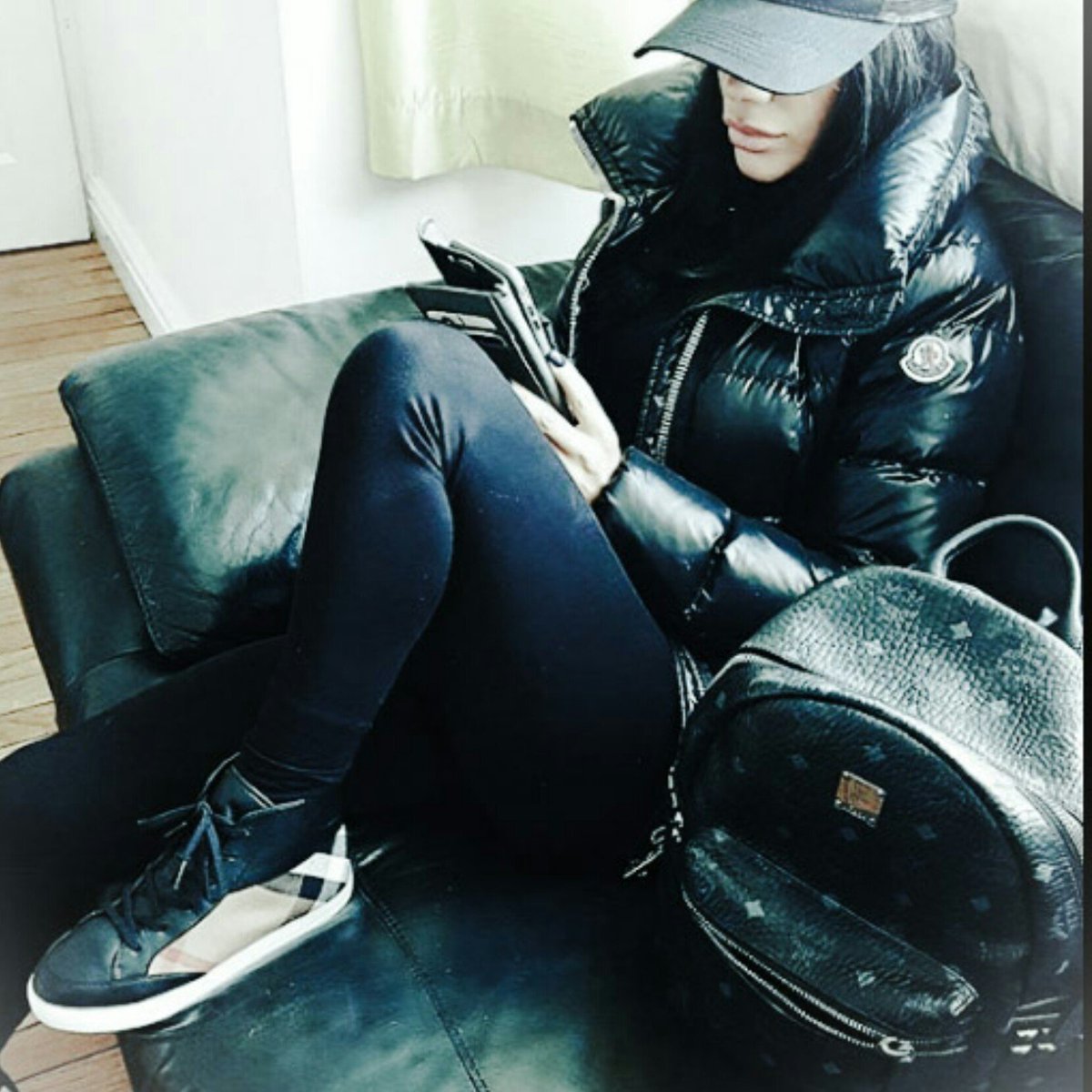 MiniHiphopHead's tweet photo. Yo @SarahJLPez How U Paying £500 For Sneakers?
She Sez She's Cold So The #GooseJacket Stays On.
She's Not Used To UK Weather.
She Likes #HotNFun! https://t.co/HDDRMH6xVR