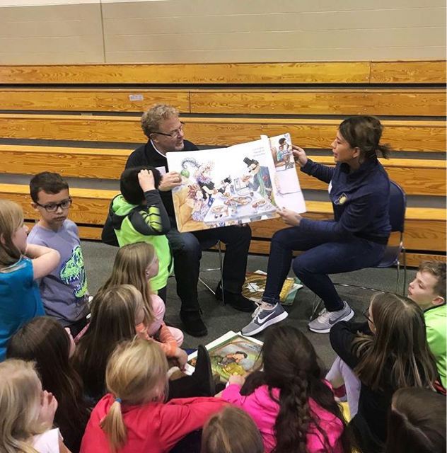 LevyRestaurants's tweet photo. Our Levy team members @TheFieldhouse are volunteering pros with @PacersCares during another Reading Timeout/Read Like A Pro yesterday presented by @theroomplace #pacerscares #levycares #readingtimeout #Pacers https://t.co/bsYtfUkUKC