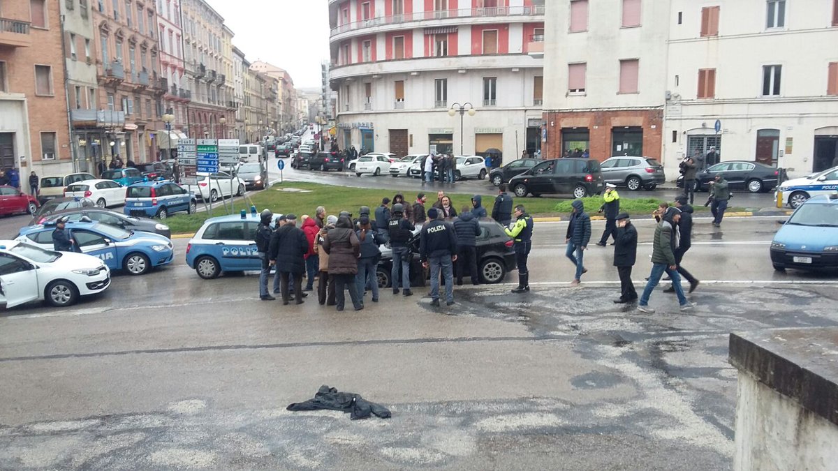 FraDiGiuseppe's tweet photo. Il presunto responsabile delle sparatoria di #Macerata è stato bloccato in piazza della Vittoria, dinanzi al Monumento ai Caduti. https://t.co/nWtdofPzcN