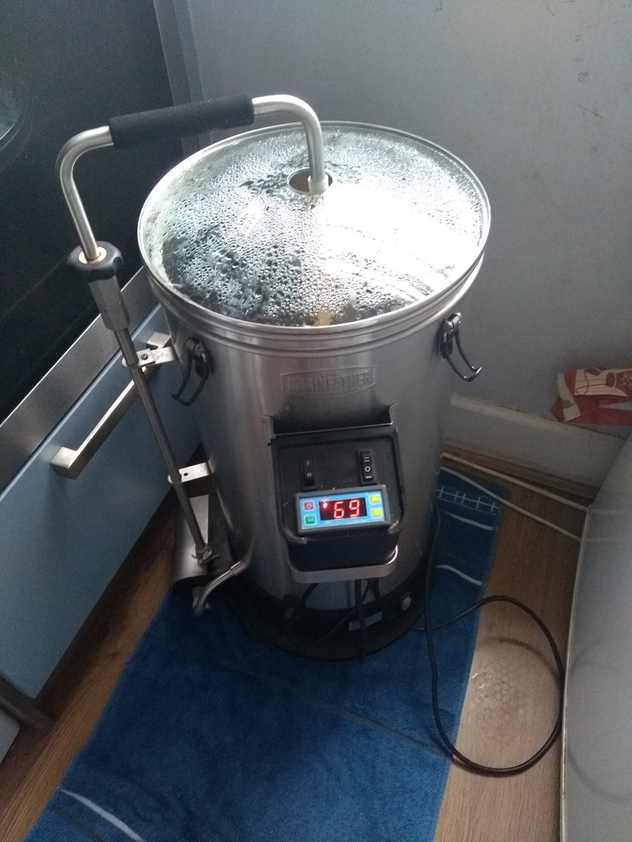 Instead of talking about bars, today I'm posting about brewing.
Just mashed in a 60 shilling. Colour looks right anyway!