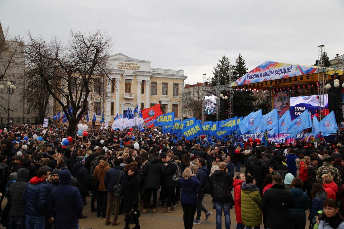 sknovosti's tweet photo. Руководство #Краснодар края не посчитало нужным выйти к народу на митинге в поддержку российских спортсменов-олимпийцев. Все умчались в #Новороссийск, куда для участия в #бескозырка внезапно нагрянул @PutinRF. При таких результатах работы ошиваться возле начальства очень важно) https://t.co/4OOjNXgHRx