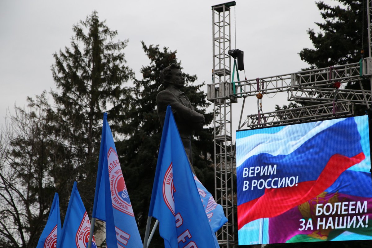 sknovosti's tweet photo. Руководство #Краснодар края не посчитало нужным выйти к народу на митинге в поддержку российских спортсменов-олимпийцев. Все умчались в #Новороссийск, куда для участия в #бескозырка внезапно нагрянул @PutinRF. При таких результатах работы ошиваться возле начальства очень важно) https://t.co/4OOjNXgHRx