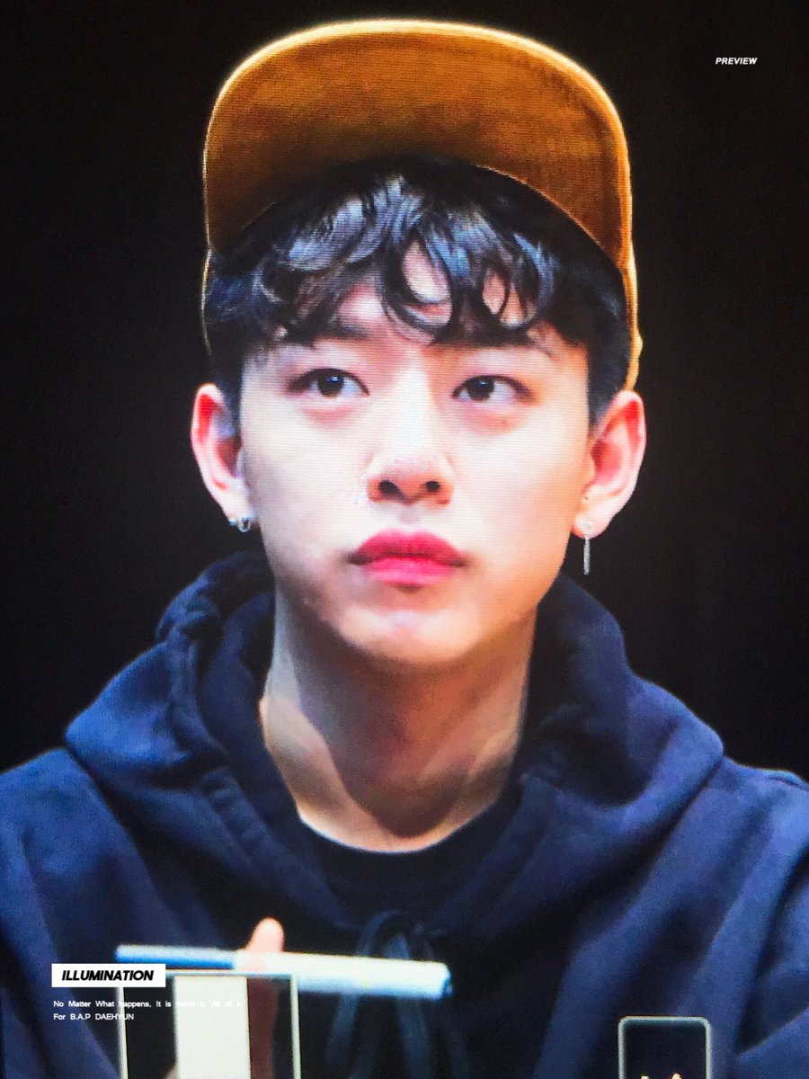 DuBu_0628's tweet photo. 담배 엄청 피던 욙이였는데 댸혅이가 넘 싫어하기도하고 댸혅이랑 오래 살고 싶어서 금연하는 욙 보고싶다.. 담배 말고 사탕 무는 욙.. #영대 https://t.co/lmQ131o3DR